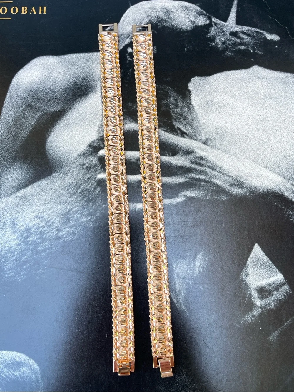 Elegant Gold-Tone Textured Link Bracelet for Women Man